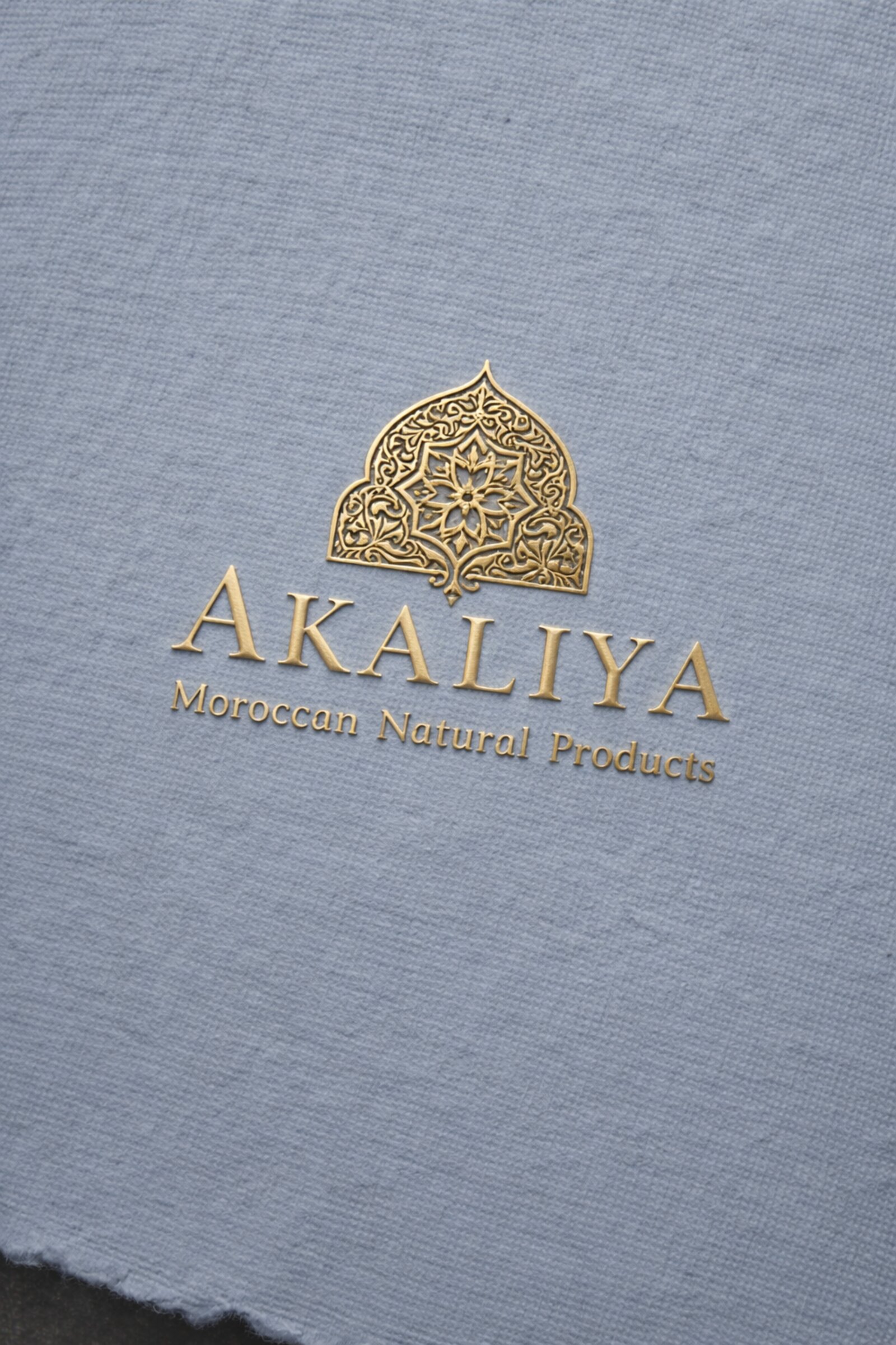 Logo Akaliya doré sur lin
